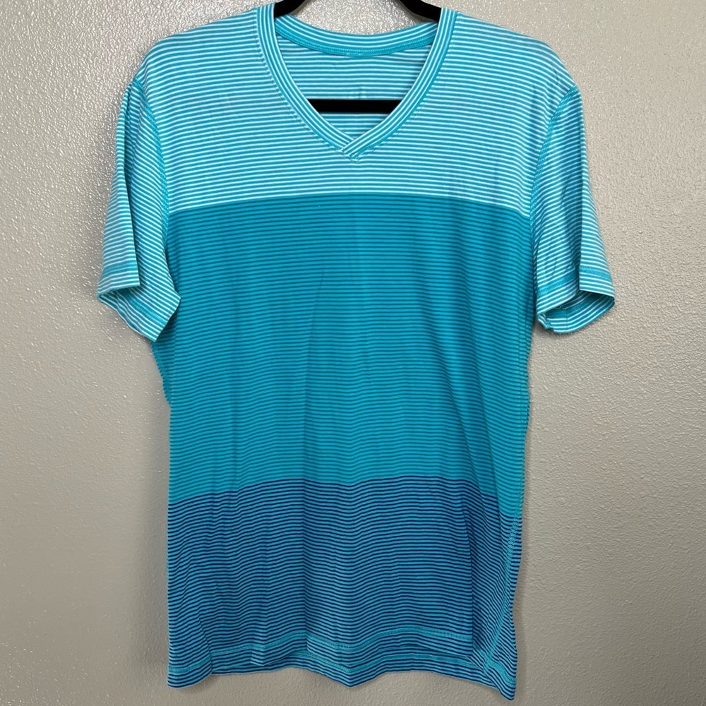 Lululemon men’s v-neck short sleeve t-shirt